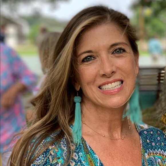 Meet your Posher, Danielle - Picture 2 of 5